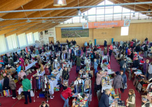 Geschäftswelt Kirchanschöring erstmals einen Hallenflohmarkt in der Lodronhalle in Kirchstein